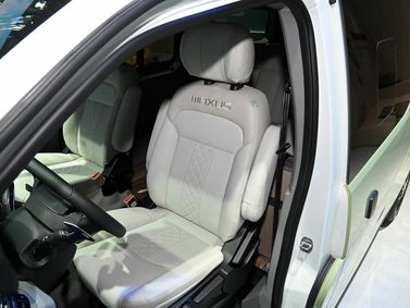 Maxus V70, Минивэн — передние сиденья