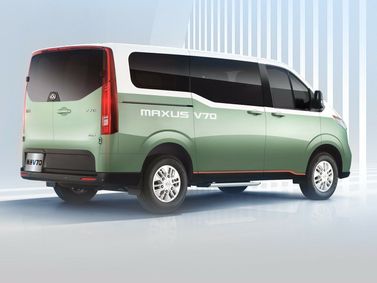 Maxus V70, Минивэн — вид сзади в три четверти