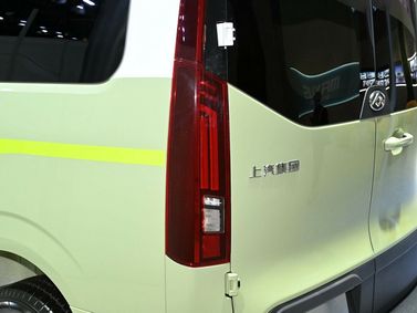 Maxus V70, Минивэн — вид сзади в три четверти