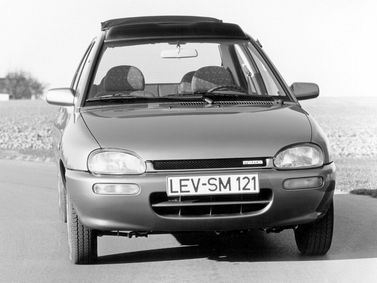 Mazda 121 ثانياً، سيدان — منظر أمامي