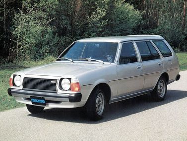 Mazda 323 I (FA)، واجون 5 أبواب — منظر أمامي أيسر