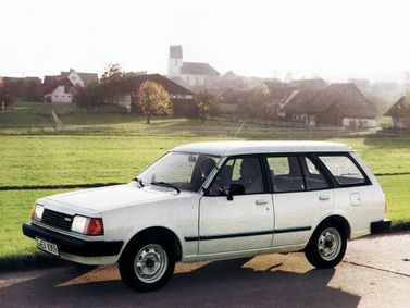 Mazda 323 I (FA)، واجون 5 أبواب — منظر أمامي أيسر