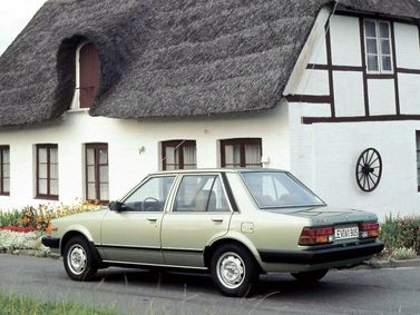 Mazda 323 II (BD)، سيدان — منظر خلفي أيمن