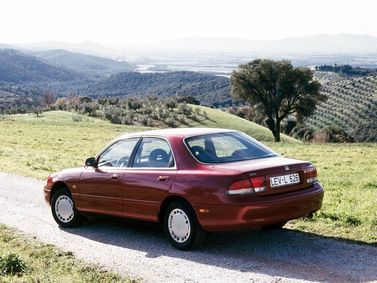 Mazda 626 IV (GE)، سيدان — منظر خلفي أيمن