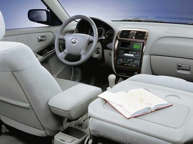 Mazda 626 V (GF)، واجون 5 أبواب — منظر عام للمقصورة