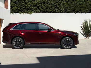 Mazda CX-90، دفع رباعي 5 أبواب — منظر من الجانب الأيمن