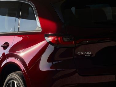 Mazda CX-90، دفع رباعي 5 أبواب — منظر خلفي بزاوية ثلاثة أرباع