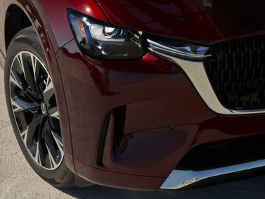 Mazda CX-90، دفع رباعي 5 أبواب — منظر أمامي بزاوية ثلاثة أرباع