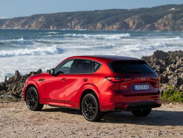 Mazda CX-60، دفع رباعي 5 أبواب — منظر خلفي بزاوية ثلاثة أرباع