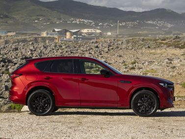 Mazda CX-60، دفع رباعي 5 أبواب — منظر من الجانب الأيمن