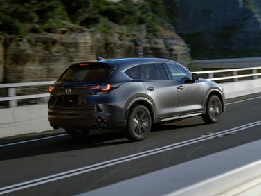 Mazda CX-8 أنا فيس ليفت، دفع رباعي 5 أبواب — منظر خلفي بزاوية ثلاثة أرباع