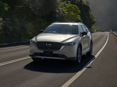 Mazda CX-8 أنا فيس ليفت، دفع رباعي 5 أبواب — منظر أمامي بزاوية ثلاثة أرباع