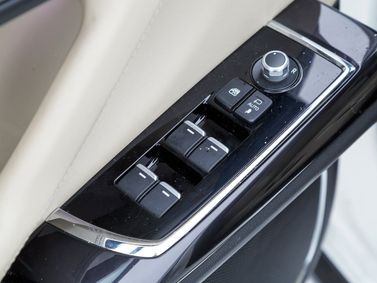 Mazda CX-9 ثانياً، دفع رباعي 5 أبواب — تفصيل داخلي