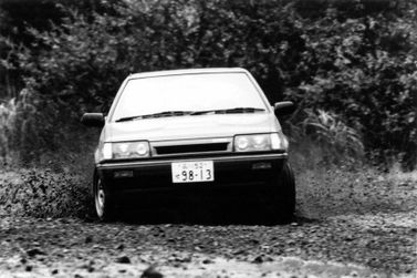 Mazda Familia V (BF)، هاتشباك 3 أبواب — منظر أمامي