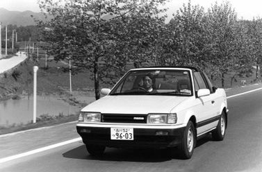 Mazda Familia V (BF)، قابلة للتحويل — منظر أمامي أيسر