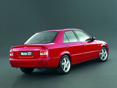 Mazda Familia ثامناً (BJ)، سيدان — منظر خلفي أيمن