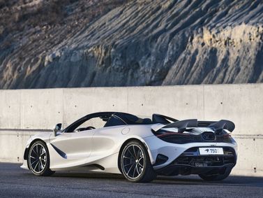 McLaren 750S, Родстер Spider — вид сзади в три четверти