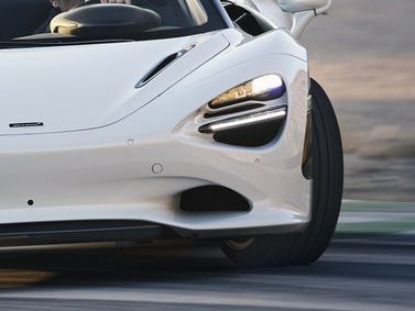 McLaren 750S, Родстер Spider — вид спереди в три четверти