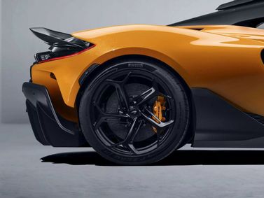 McLaren W1, Купе — вид сзади в три четверти