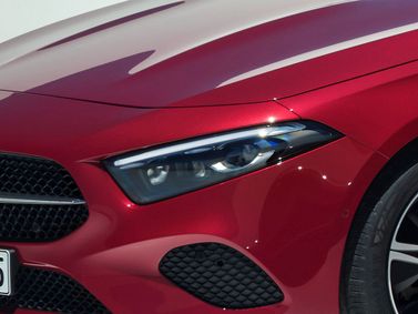 Mercedes-Benz A-Class عملية فيس ليفت IV (W177)، سيدان — المصباح الأمامي