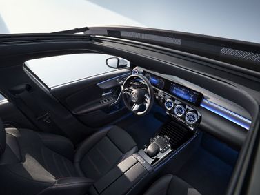 Mercedes-Benz A-Class عملية فيس ليفت IV (W177)، سيدان Long — منطقة السائق