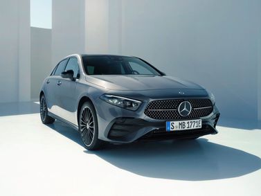 Mercedes-Benz A-Class عملية فيس ليفت IV (W177)، هاتشباك 5 أبواب — منظر أمامي بزاوية ثلاثة أرباع