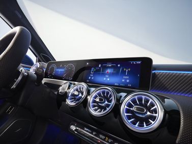 Mercedes-Benz A-Class عملية فيس ليفت IV (W177)، سيدان Long — لوحة القيادة