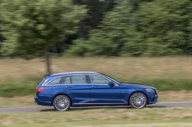 Mercedes-Benz C-Class عملية فيس ليفت IV (W205)، واجون 5 أبواب — منظر من الجانب الأيمن