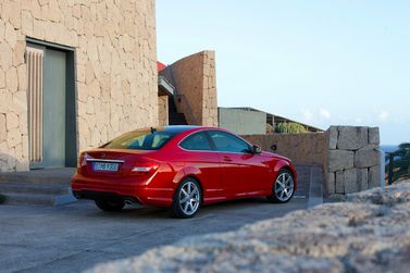 Mercedes-Benz C-Class عملية فيس ليفت III (W204)، كوبيه — منظر خلفي أيمن