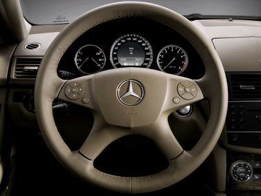Mercedes-Benz C-Class III (W204)، سيدان — عجلة القيادة