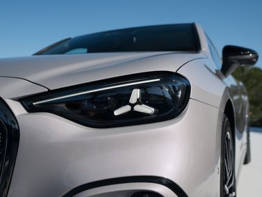 Mercedes-Benz C-Class كهربائي (W520)، سيدان — المصباح الأمامي