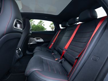 Mercedes-Benz C-Class كهربائي (W520)، سيدان — المقاعد الخلفية
