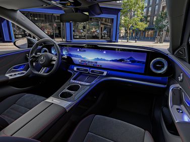 Mercedes-Benz C-Class كهربائي (W520)، سيدان — شاشة نظام المعلومات والترفيه