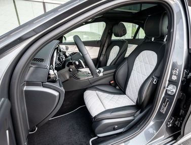 Mercedes-Benz C-Class عملية فيس ليفت IV (W205)، سيدان — منطقة السائق