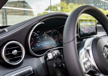 Mercedes-Benz C-Class عملية فيس ليفت IV (W205)، سيدان — لوحة العدادات