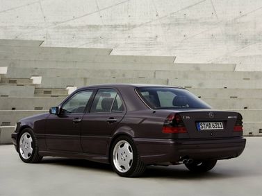 Mercedes-Benz C-Class I (W202)، سيدان — منظر خلفي أيمن