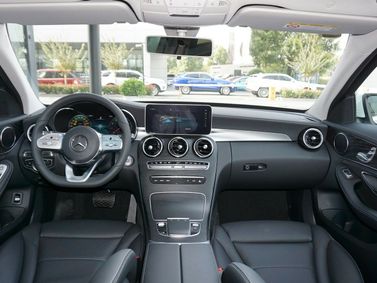 Mercedes-Benz C-Class عملية فيس ليفت IV (W205)، سيدان Long — منطقة السائق