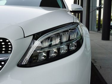 Mercedes-Benz C-Class عملية فيس ليفت IV (W205)، سيدان Long — المصباح الأمامي