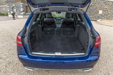 Mercedes-Benz C-Class عملية فيس ليفت IV (W205)، واجون 5 أبواب — حجرة الأمتعة