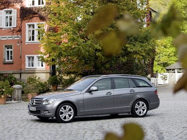 Mercedes-Benz C-Class III (W204)، واجون 5 أبواب — منظر أمامي أيمن