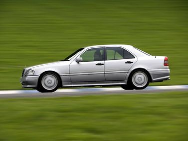 Mercedes-Benz C-Class I (W202)، سيدان — منظر من الجانب الأيسر