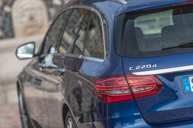 Mercedes-Benz C-Class عملية فيس ليفت IV (W205)، واجون 5 أبواب — منظر خلفي أيمن