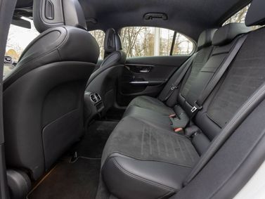 Mercedes-Benz C-Class V (W206)، سيدان — المقاعد الخلفية