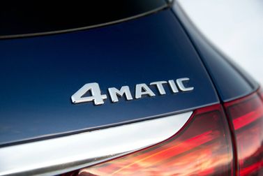 Mercedes-Benz C-Class عملية فيس ليفت IV (W205)، واجون 5 أبواب — شعار السيارة واسم الطراز