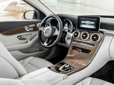 Mercedes-Benz C-Class IV (W205)، سيدان — منطقة السائق