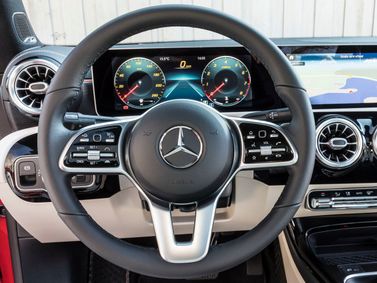 Mercedes-Benz CLA II (ج 118، س 118)، سيدان — عجلة القيادة