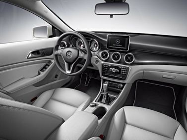 Mercedes-Benz CLA I (C117، X117)، سيدان — لوحة القيادة