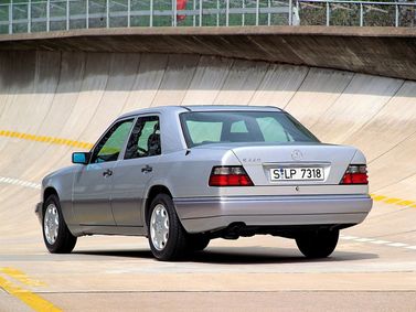 Mercedes-Benz E-Class I (W124)، سيدان — منظر خلفي أيمن