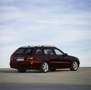 Mercedes-Benz E-Class عملية فيس ليفت III (W211، S211)، واجون 5 أبواب — منظر خلفي أيمن