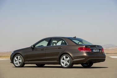 Mercedes-Benz E-Class عملية فيس ليفت IV (W212، S212، C207)، سيدان — منظر خلفي أيمن